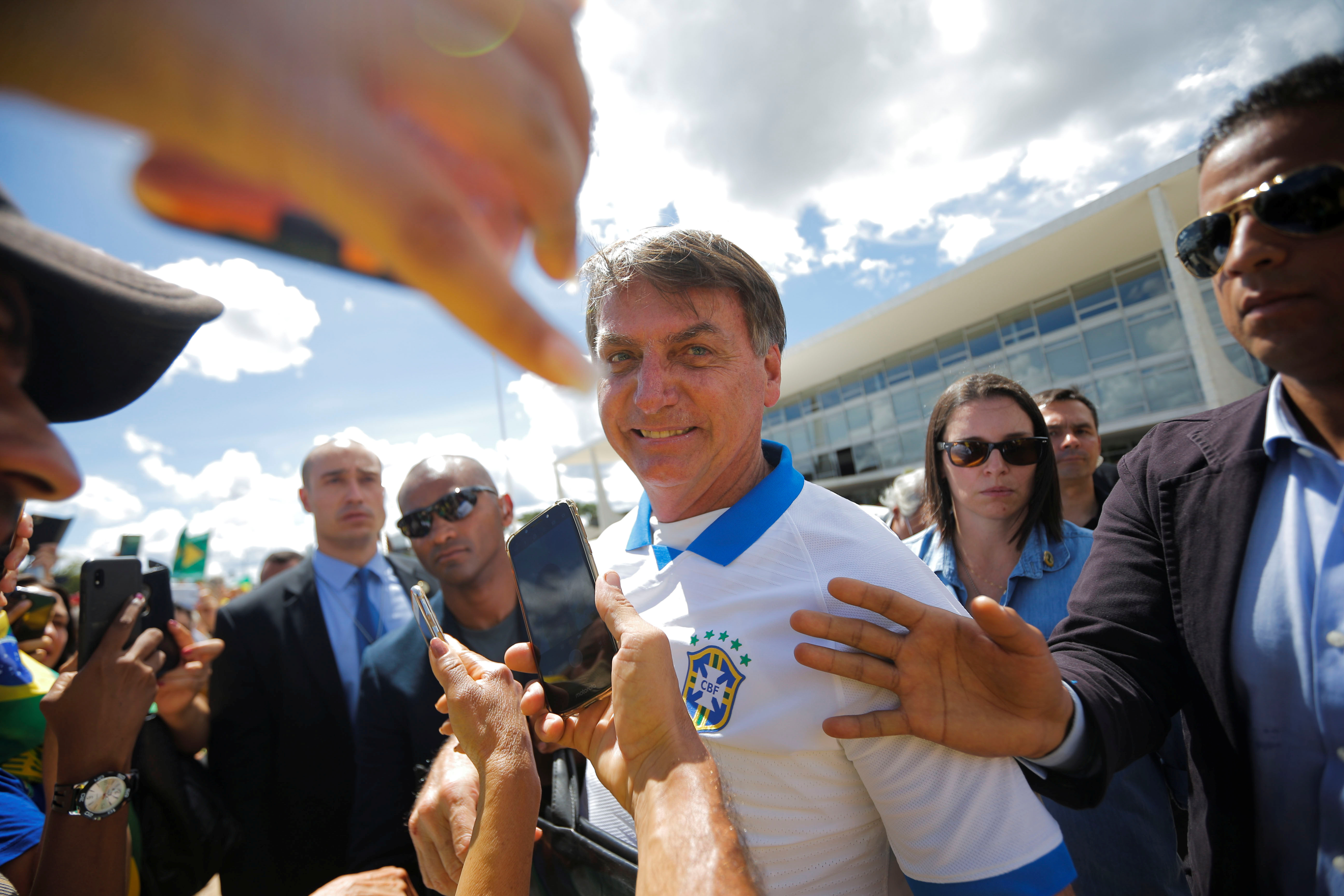 Bolsonaro cumprimenta apoiadores em frente do Palácio do Planalto