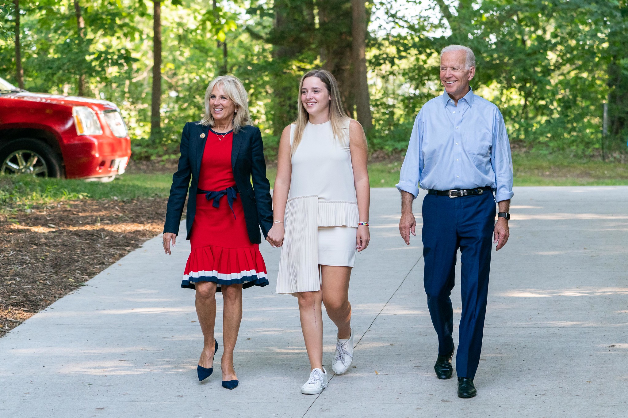 Acompanhados pela neta Finnegan, Jill e Joe Biden participam de evento em Iowa