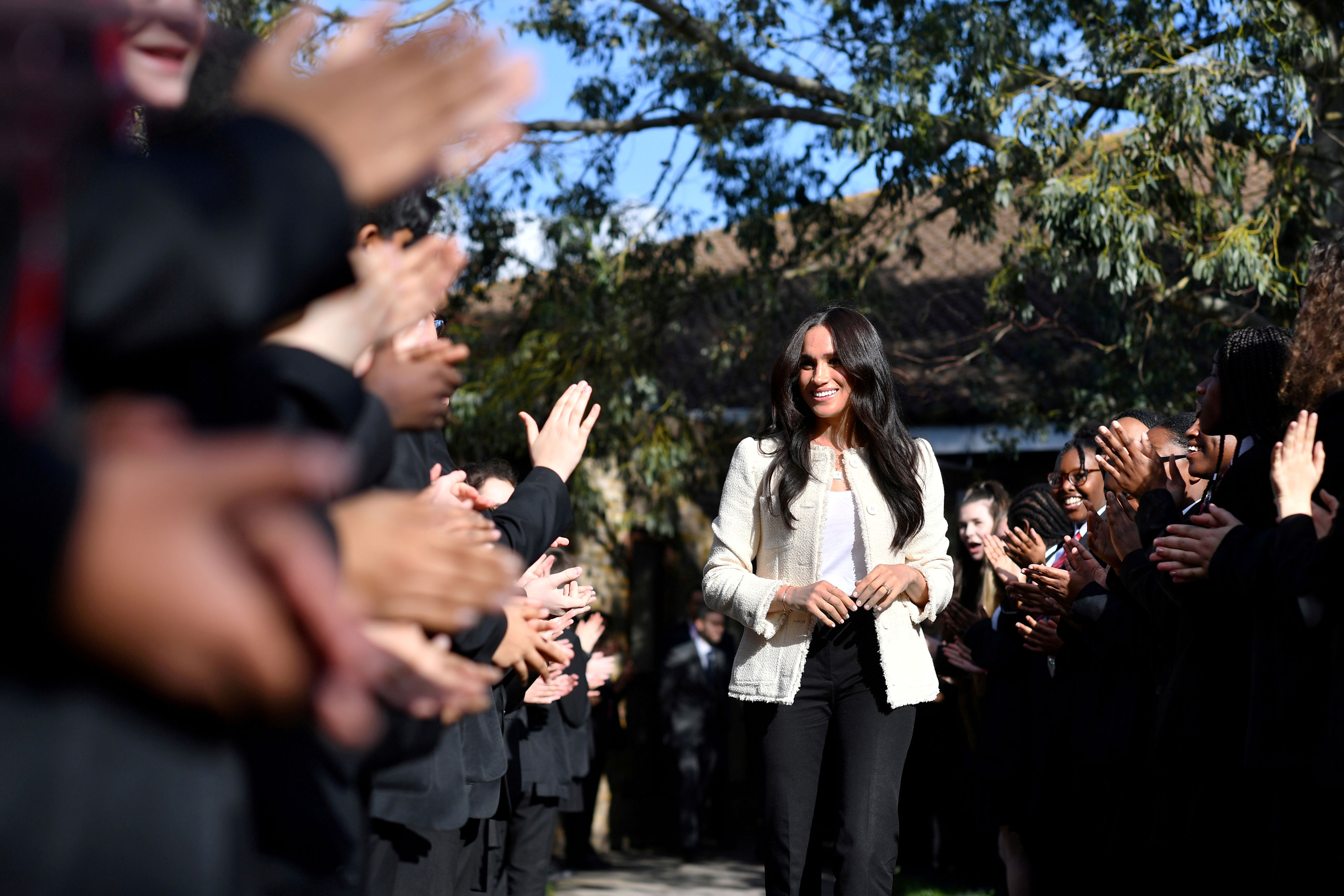 A duquesa Meghan Markle é recebida por estudantes em Essex, no Reino Unido