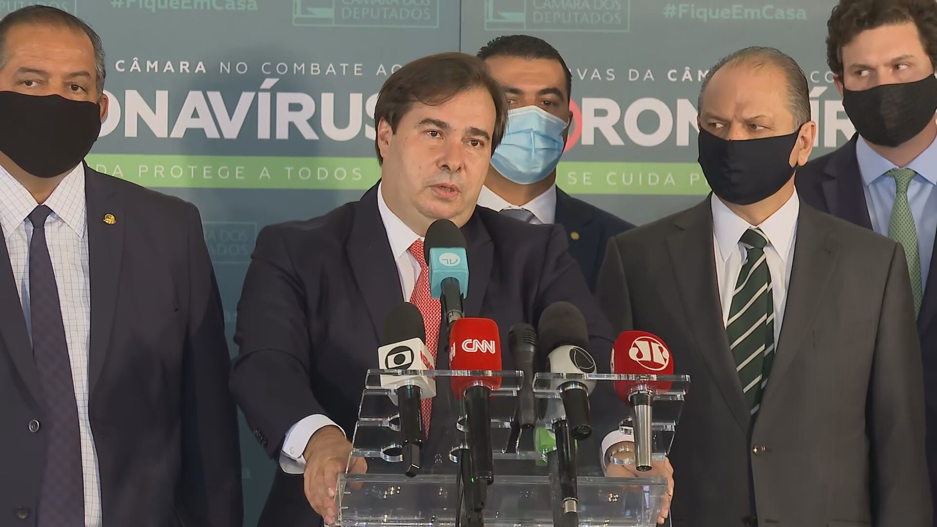 O presidente da Câmara, Rodrigo Maia, fala a jornalistas sobre votação do veto a