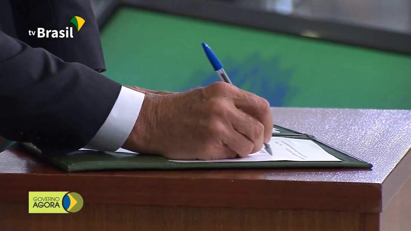 O presidente Jair Bolsonaro assina MP do programa 'Casa Verde e Amarela'
