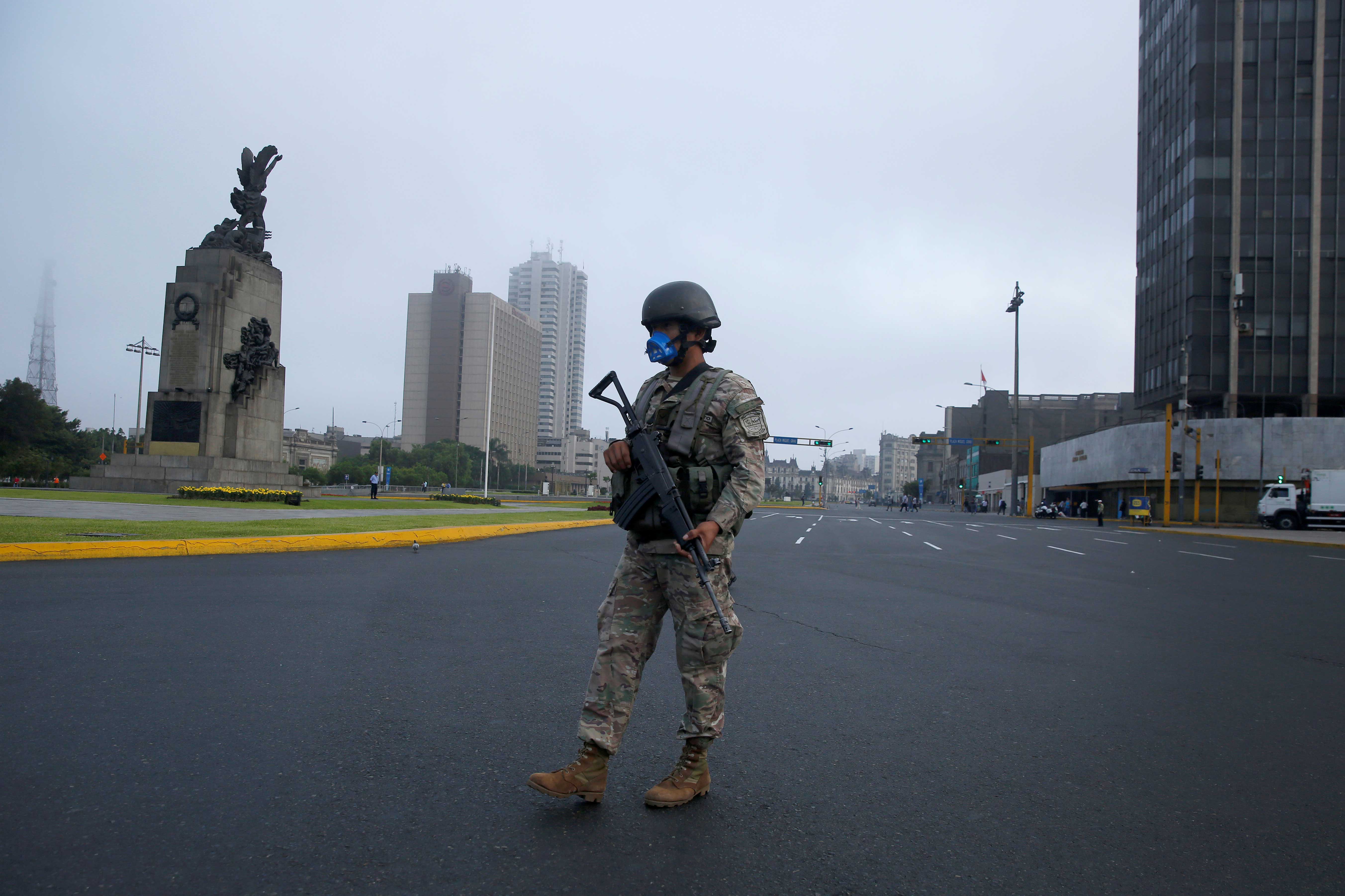 Soldado patrulha as ruas de Lima, no Peru