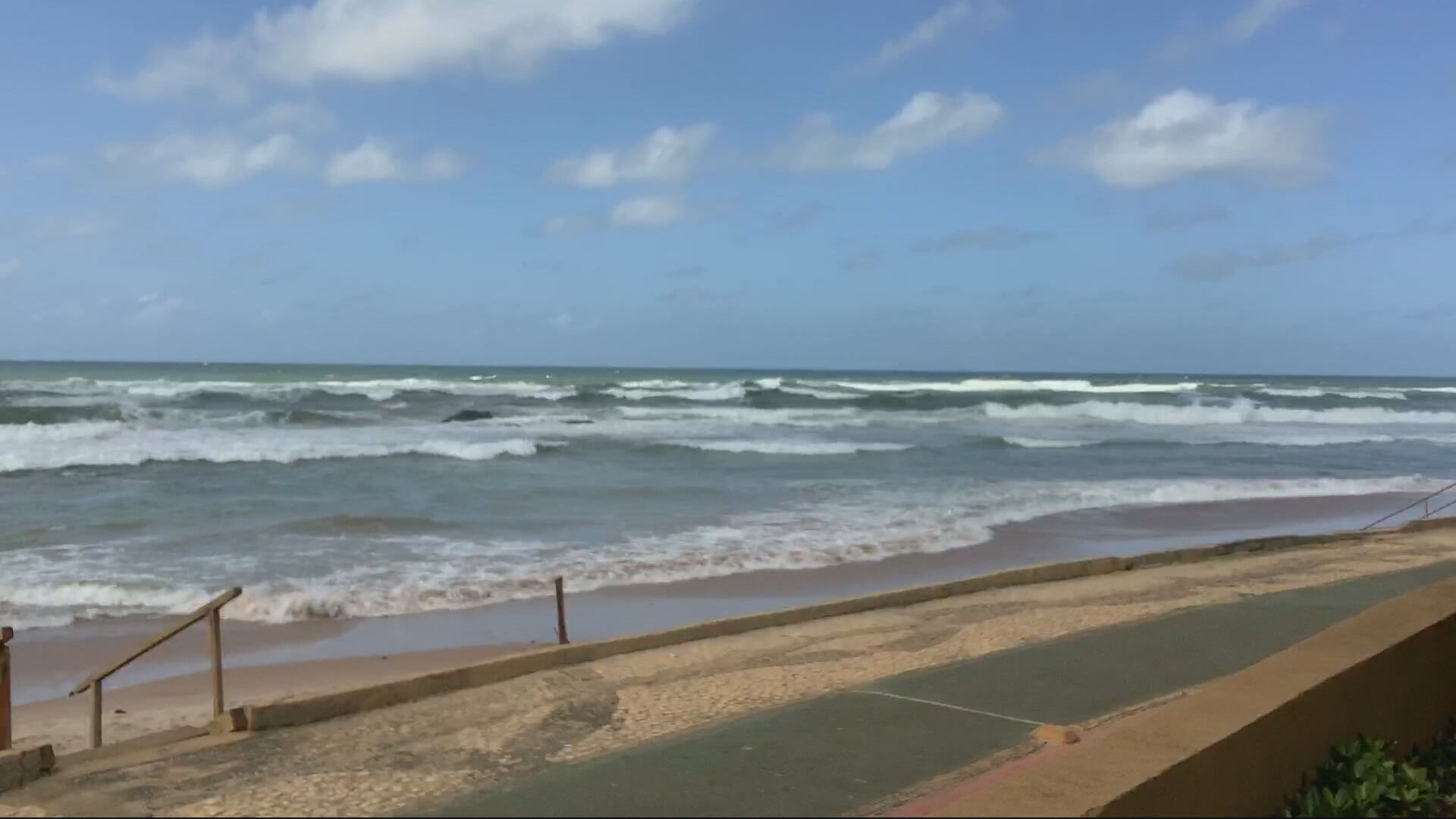 Mar agitado e ondas em praia em Salvador, na Bahia