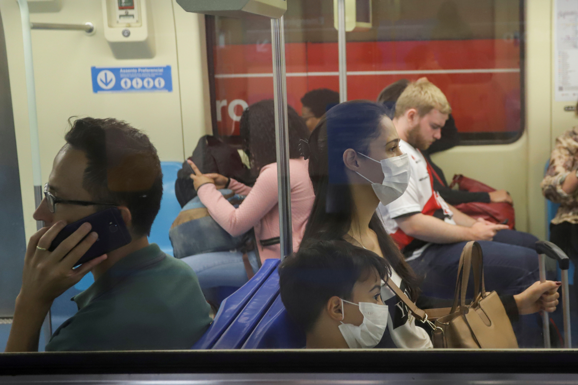 Pessoas usam máscara em metrô de São Paulo