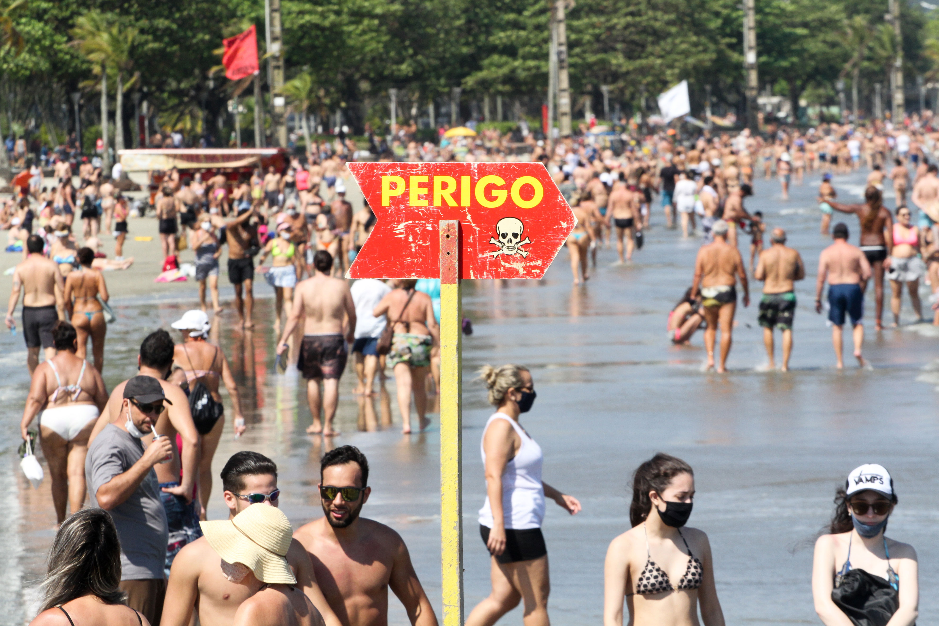 Banhistas em praia de Santos, no litoral paulista