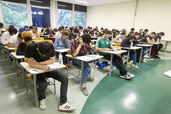 Estudantes fazendo vestibular da USP