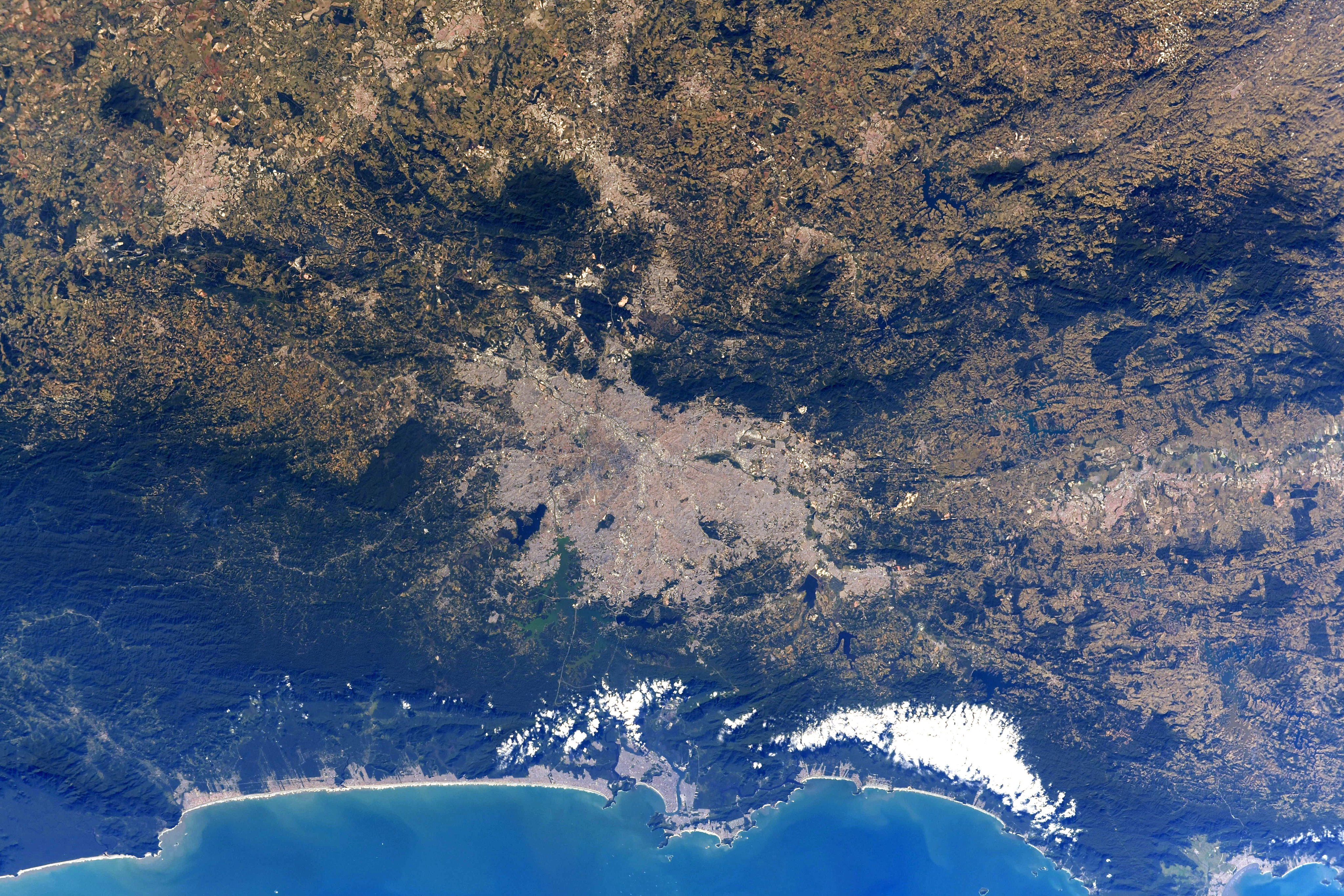 Foto tirada por astronauta da Nasa mostra litoral paulista visto do espaço