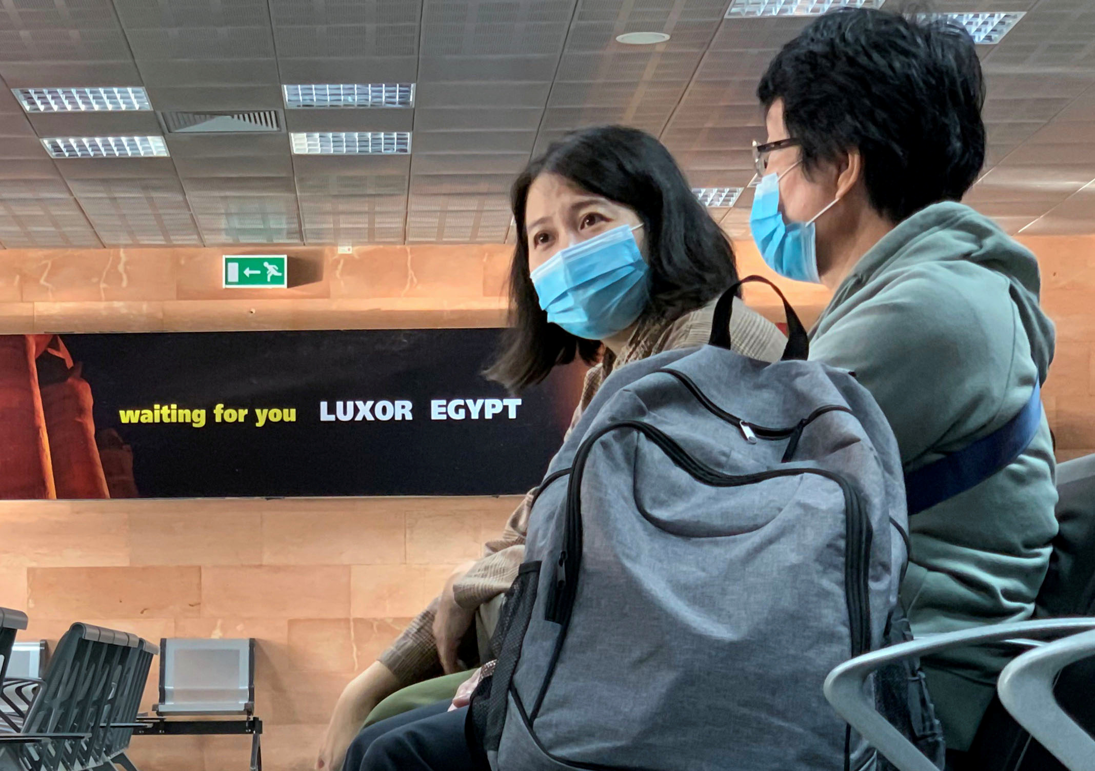 Passageiros usando máscaras no aeroporto de Luxor, no Egito