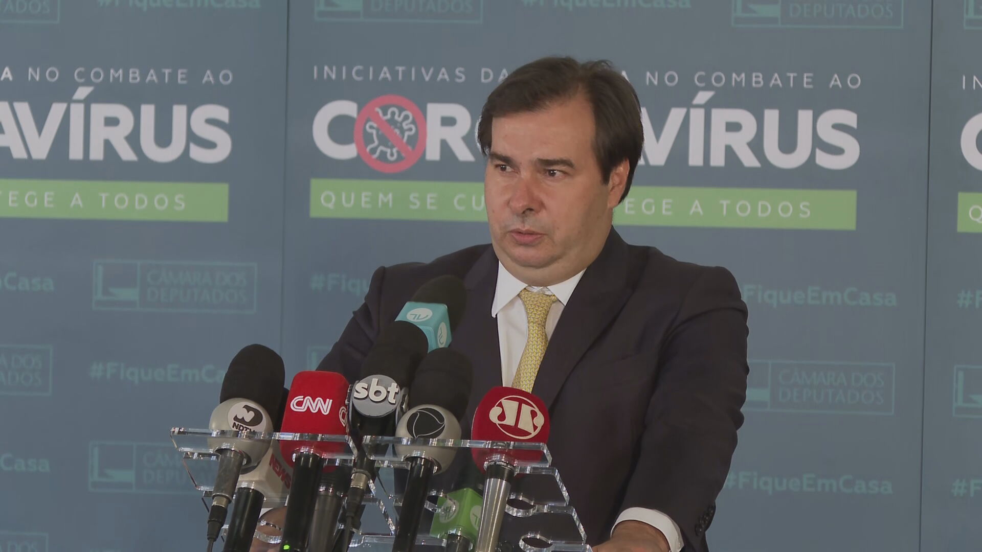O presidente da Câmara, Rodrigo Maia (DEM-RJ), fala a jornalistas nesta terça-fe