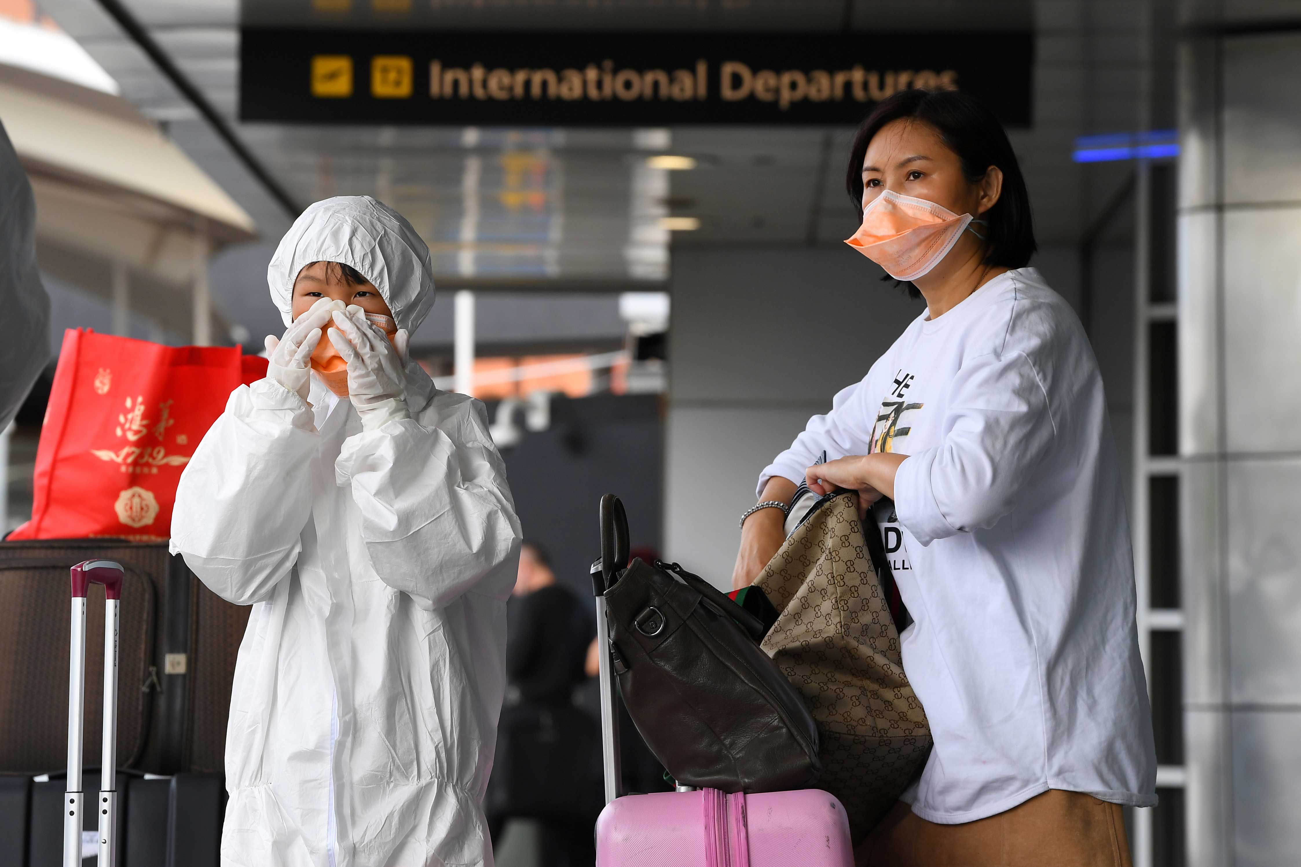 Passageiras usam equipamento de segurança no aeroporto de Melbourne