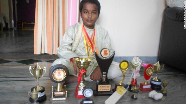 Menino com dez anos com seus troféus