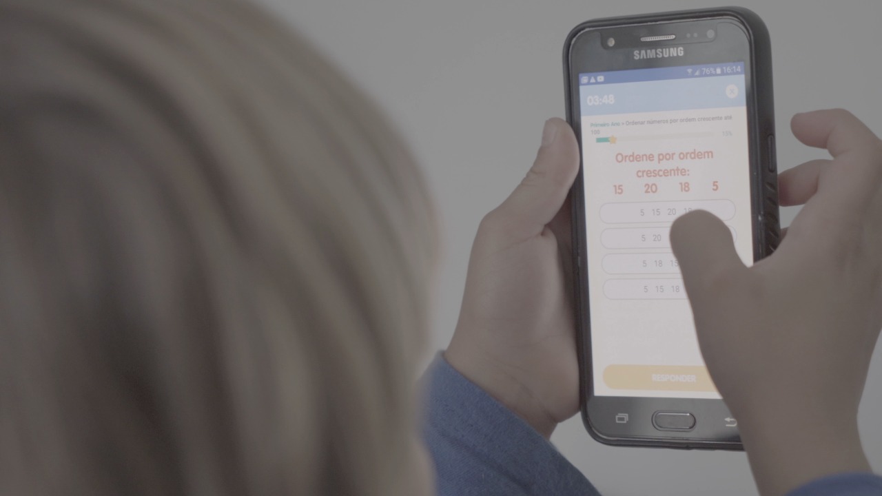 Criança fazendo exercício de matemática no celular
