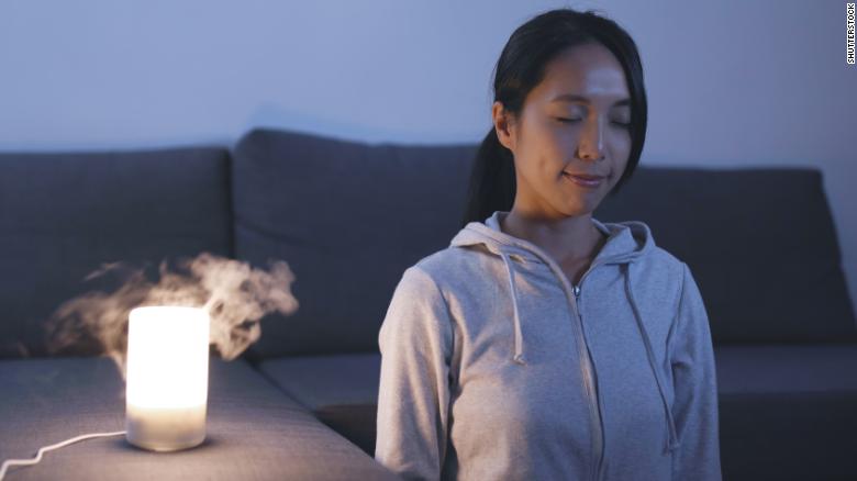 Mulher de olhos fechados meditando