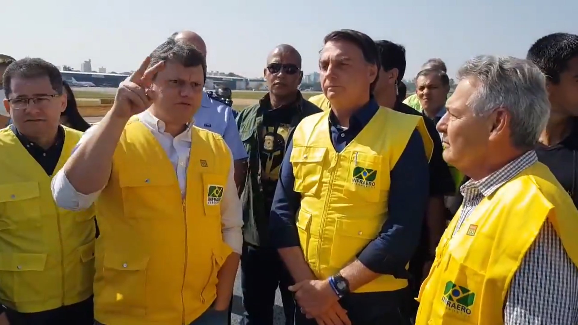 Bolsonaro e Tarcísio de Freitas visitam aeroporto de Congonhas