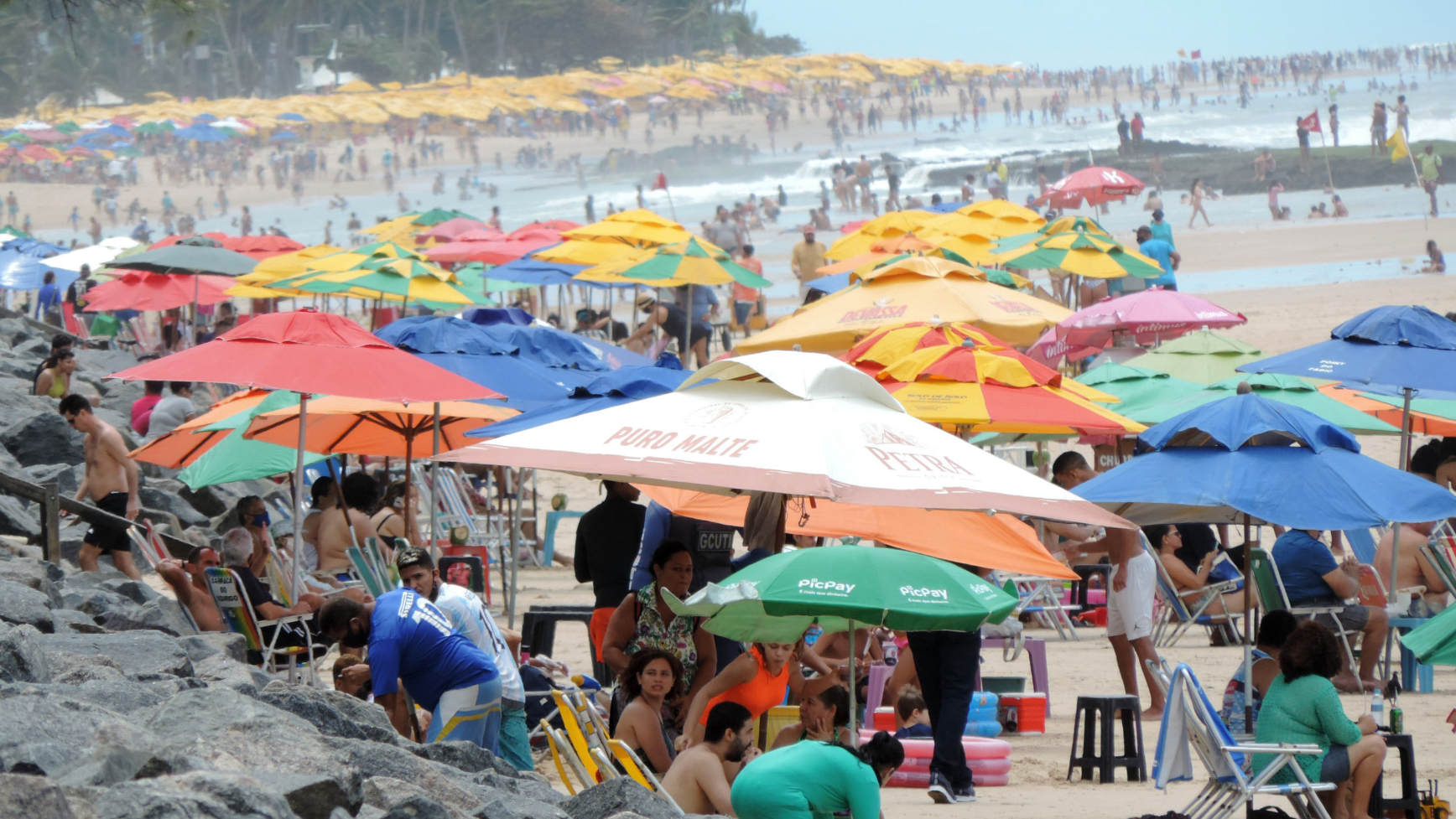 Praia da Boa Viagem, no Recife, com grande movimentação de banhistas 