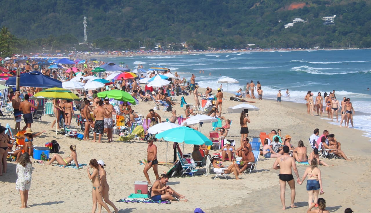 Banhistas na orla de São Sebastião, neste domingo (6)