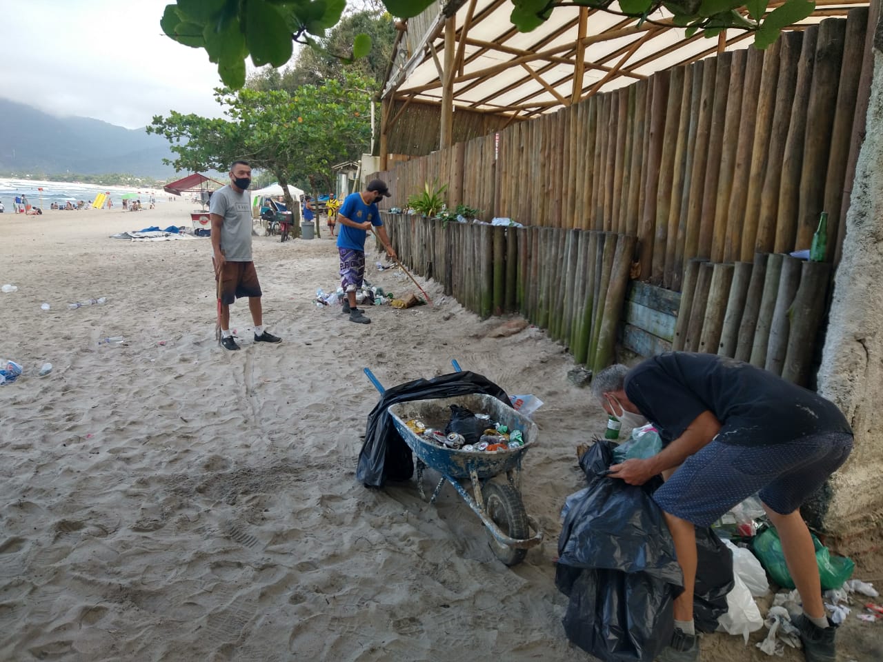 Funcionários recolhem acúmulo de lixo nas praias de São Sebastião (SP)