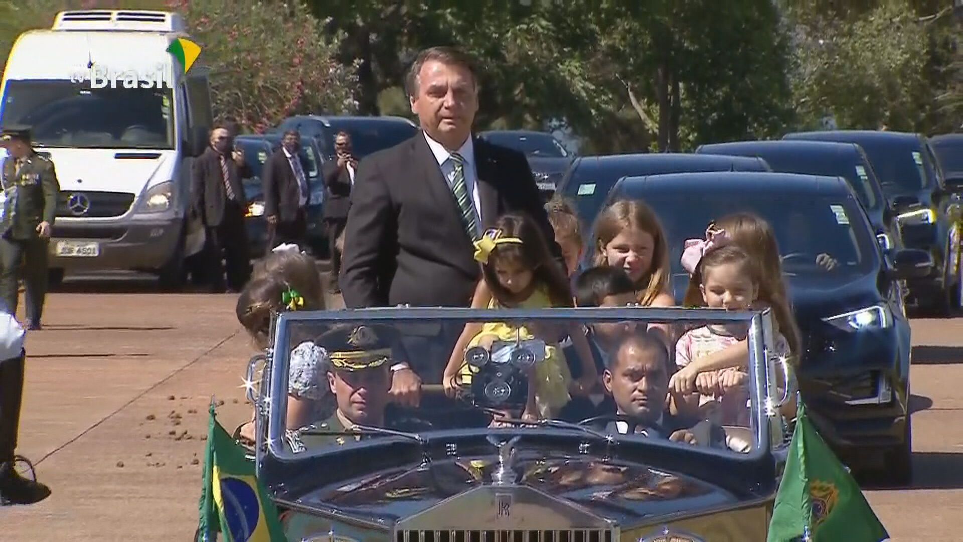 Ao lado de ministros e da primeira-dama, presidente Jair Bolsonaro participa de 