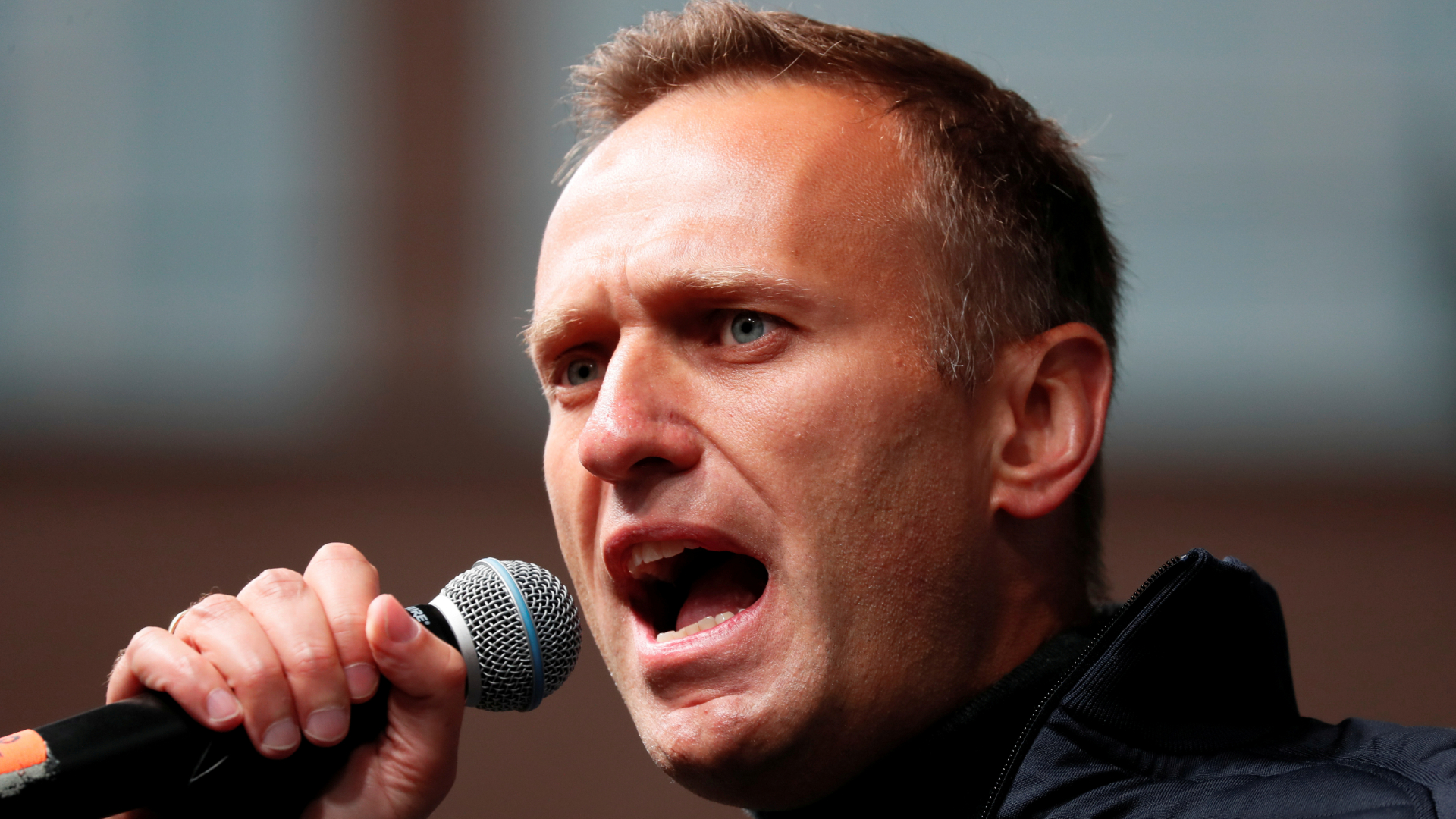 O opositor russo Alexei Navalny saiu do coma induzido e responde a estímulos