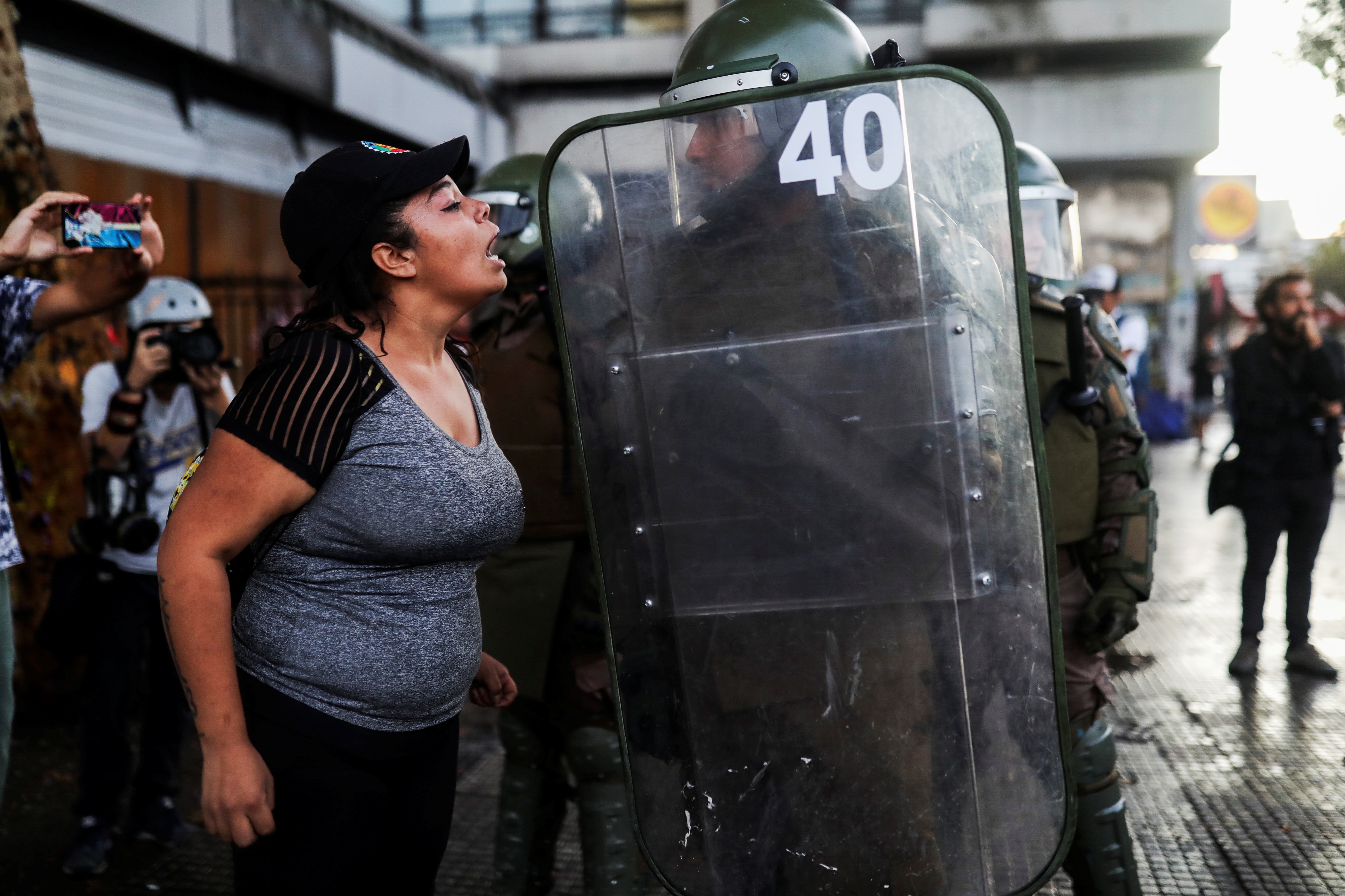 Protestante confronta polícia chilena