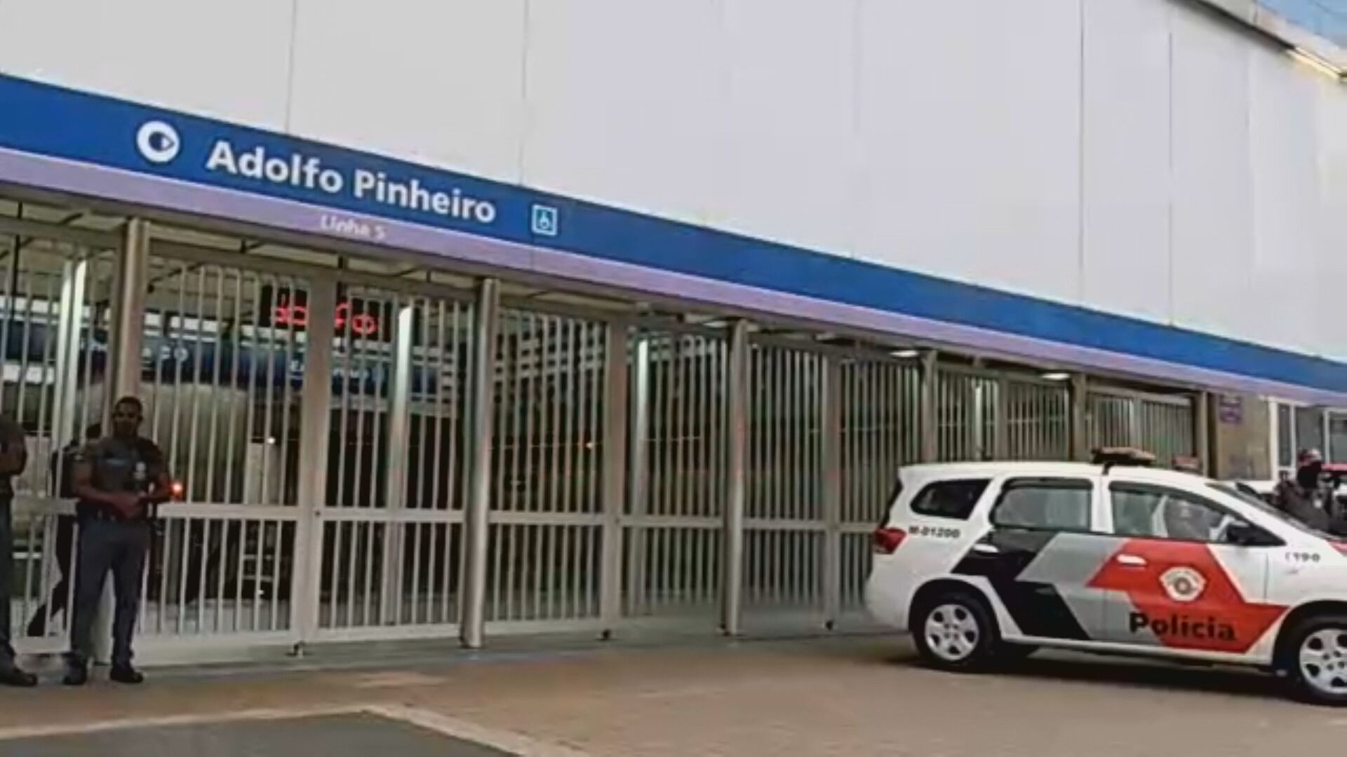 Polícia Militar cerca estação Adolfo Pinheiro do Metrô, onde um homem fez uma mu