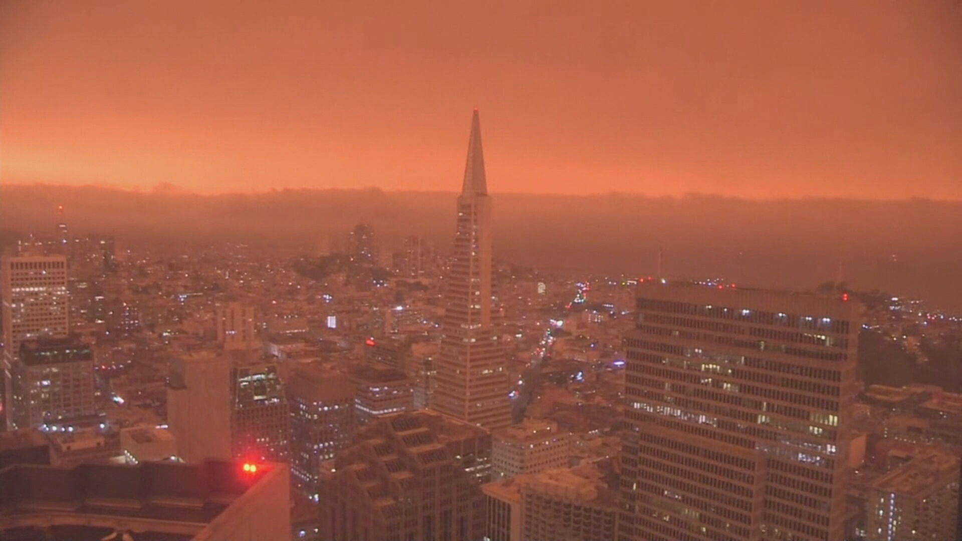  Incêndios na Califórnia deixam céu em tom alaranjado