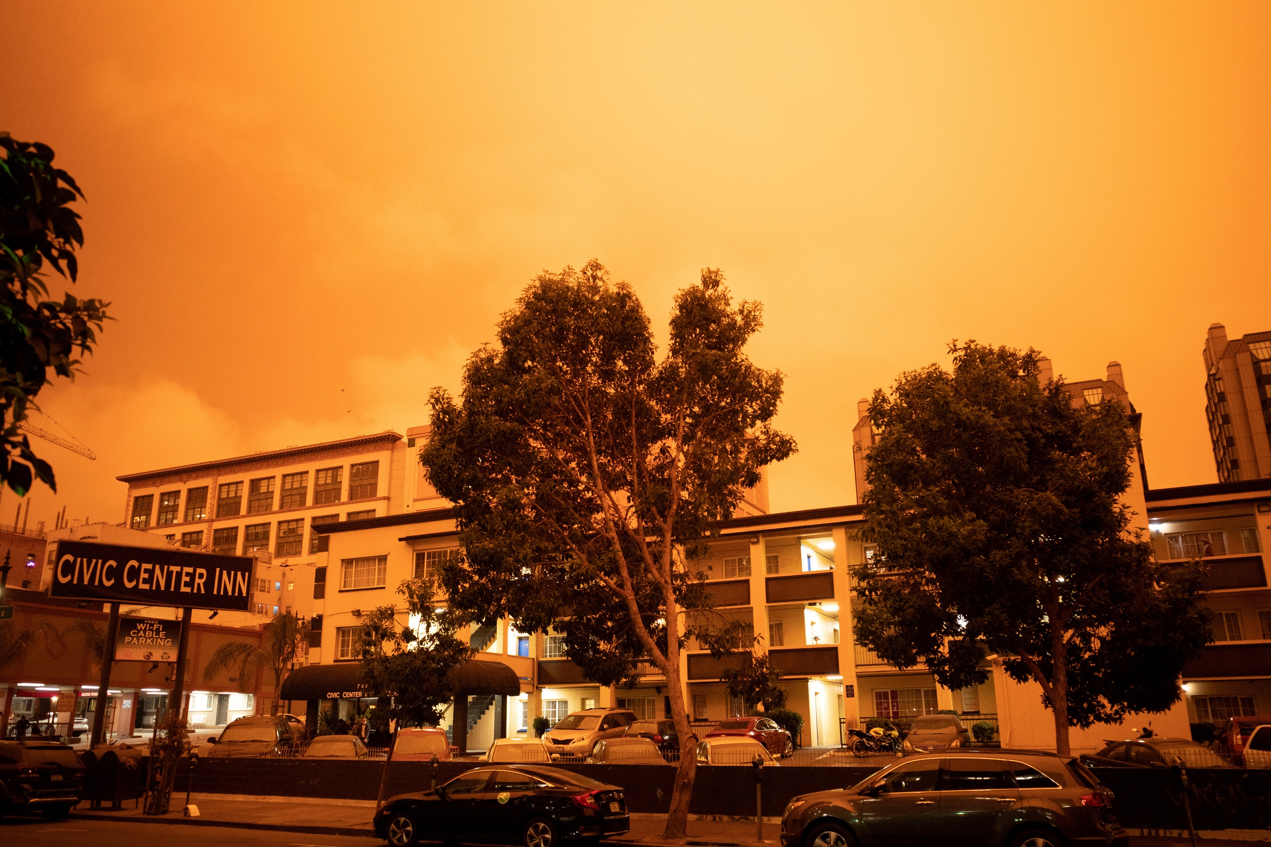 Visão da área das Ruas Geary e O'Farrell com uma névoa laranja