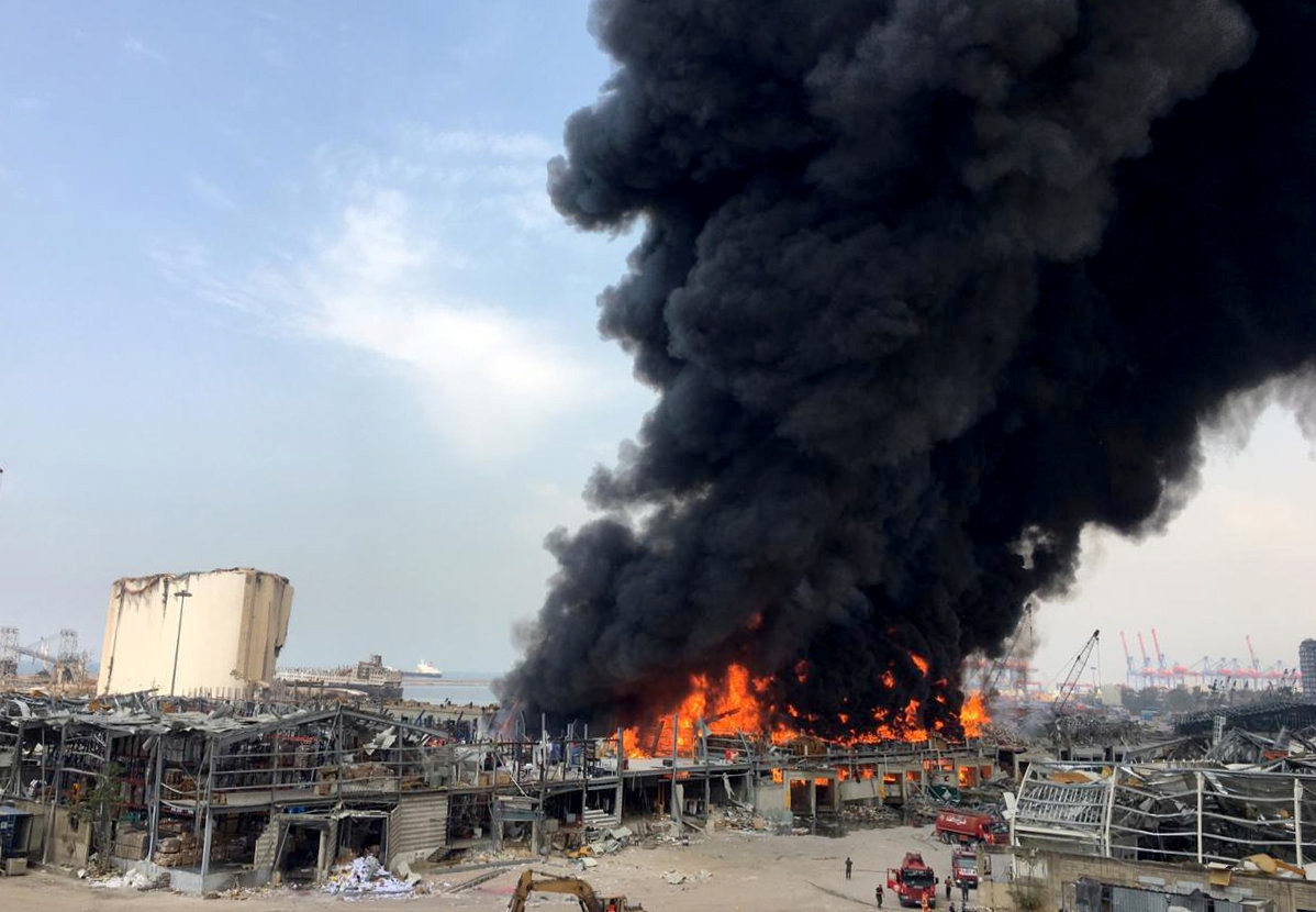 Grande incêndio atinge porto de Beirute