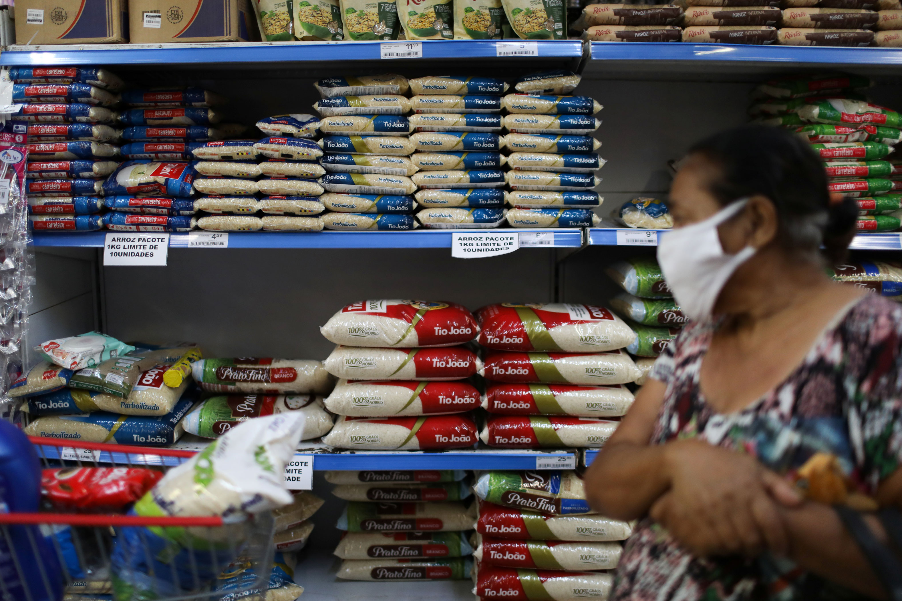 Sacos de arroz em supermercado no Rio de Janeiro