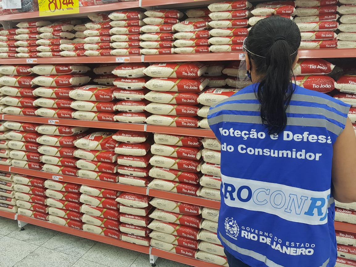 Agente do Procon verifica preço de sacos de arroz em supermercado do RJ