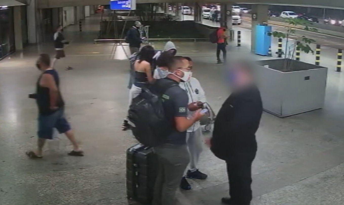 Ação de motoristas clandestinos ocorre na porta do aeroporto de Guarulhos e é re