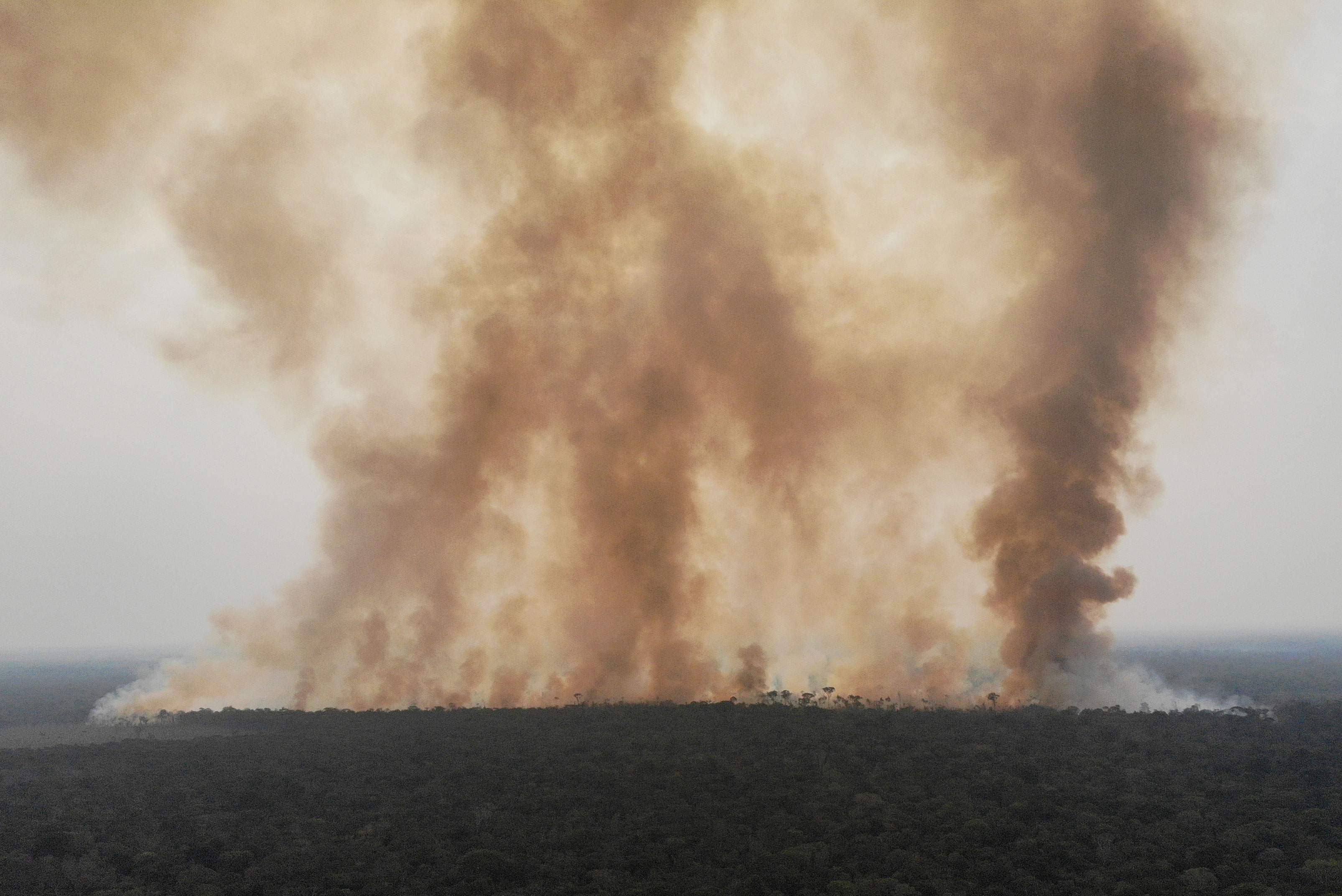 Fumaça de incêndio na floresta amazônica perto de Humaitá, no Amazonas