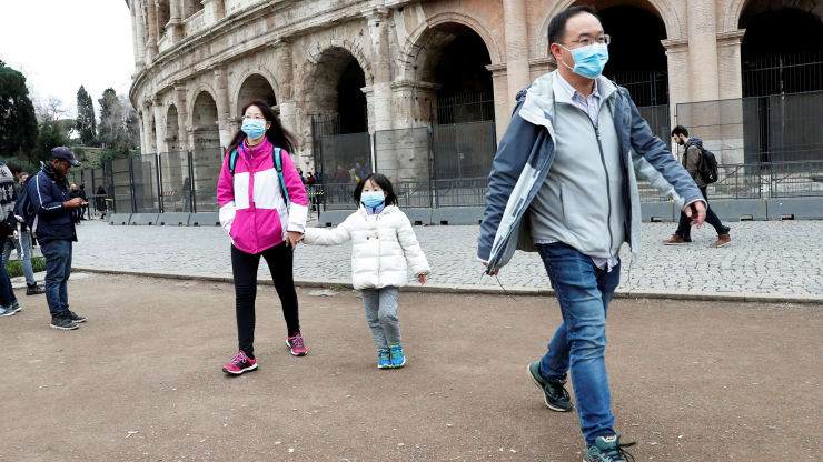 Turistas usando máscaras em Roma