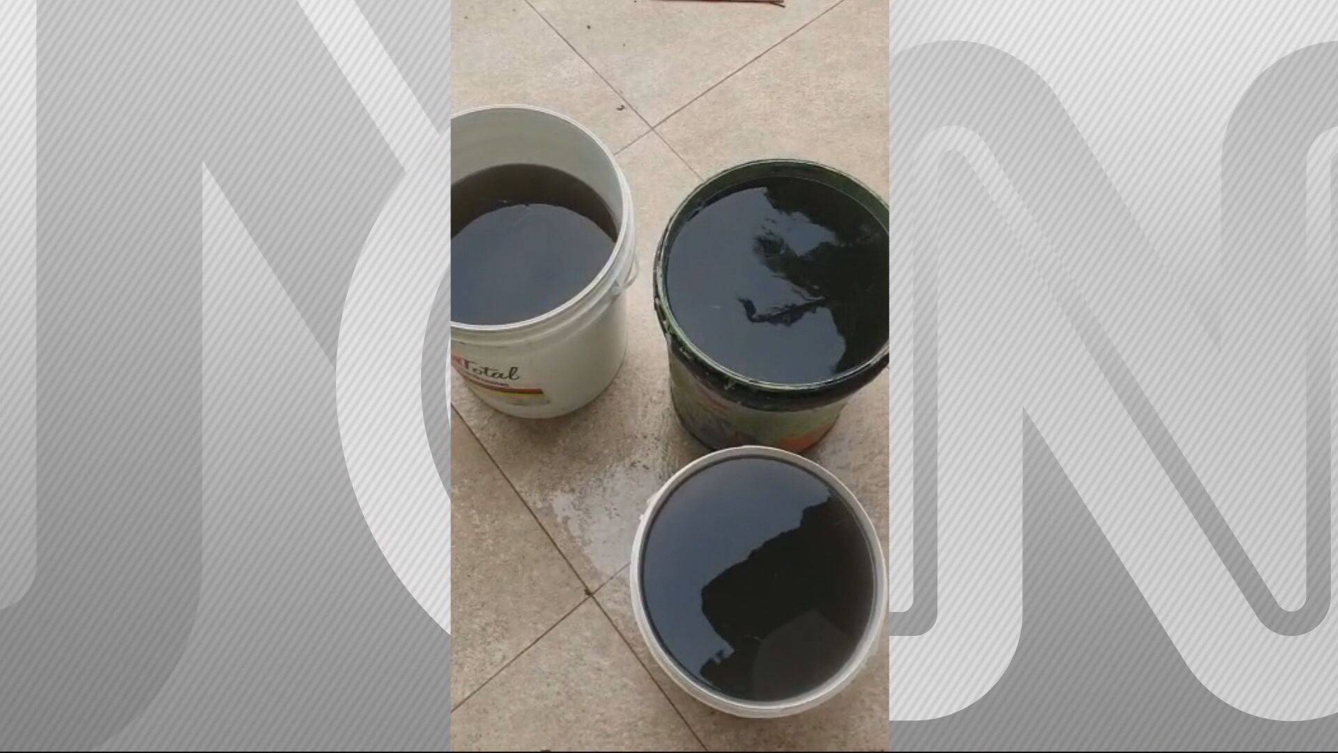Água com coloração escura foi coletada por moradores no Rio Grande do Sul