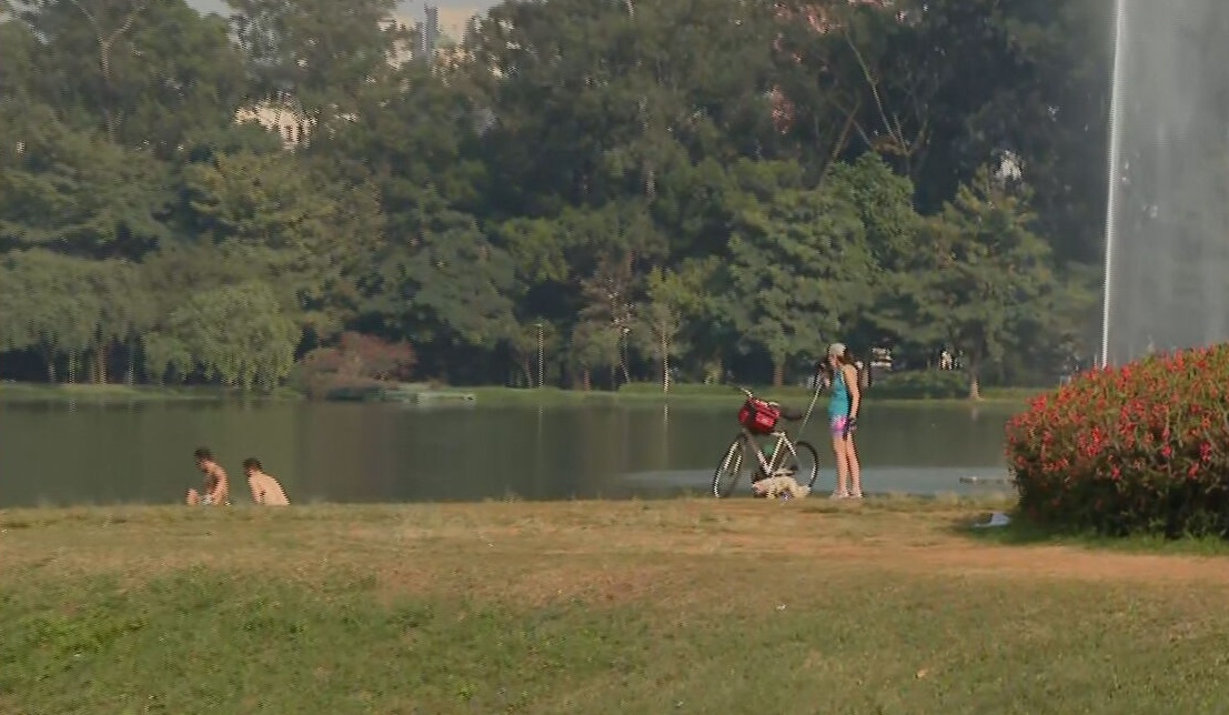 Em dia de calor recorde, pessoas praticam esporte e tomam sol em parque de SP