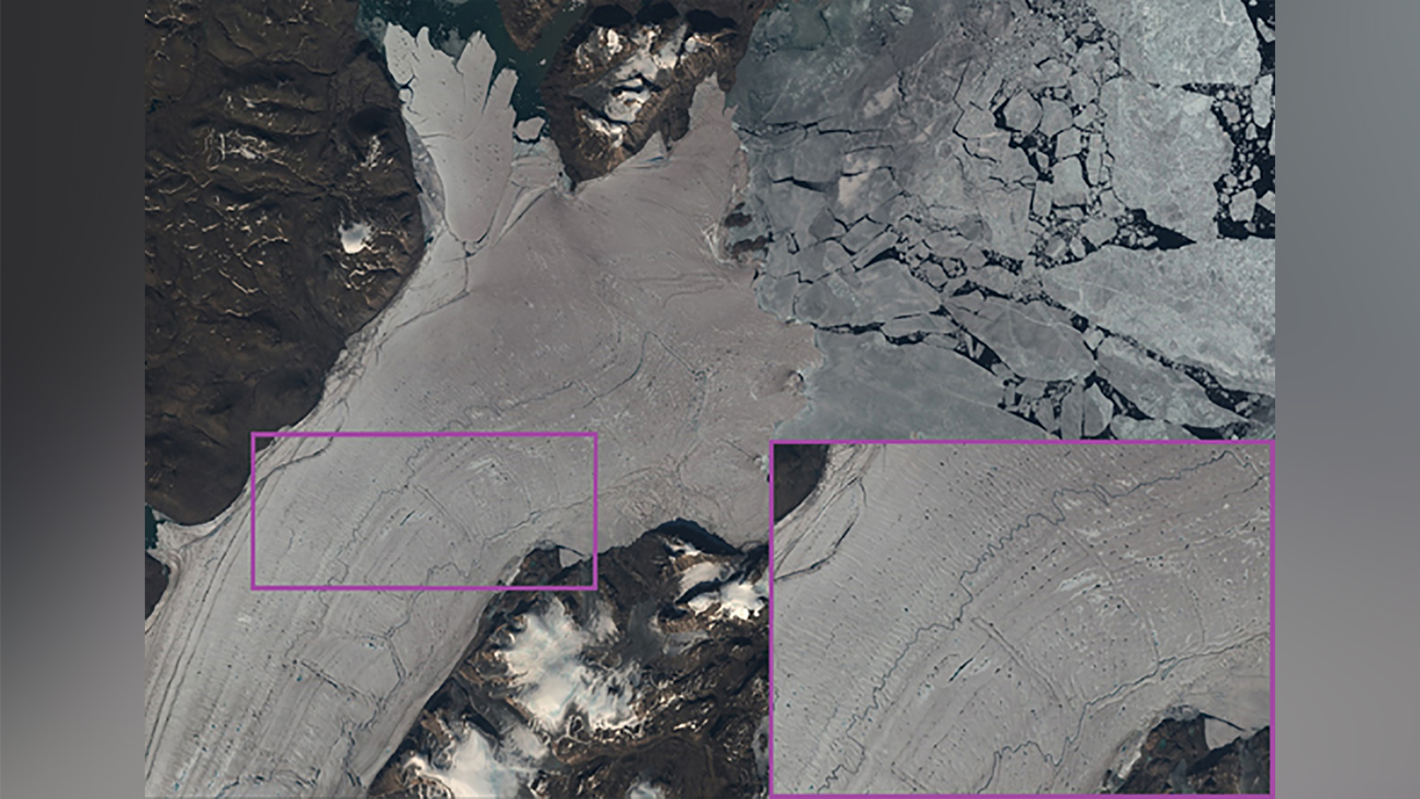 Imagem de satélite mostra piscinas e rios na superfície de geleira na Groenlândi