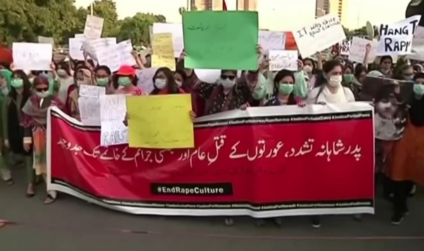 Caso da mulher estuprada em Lahore gerou revolta e protestos em todo o país