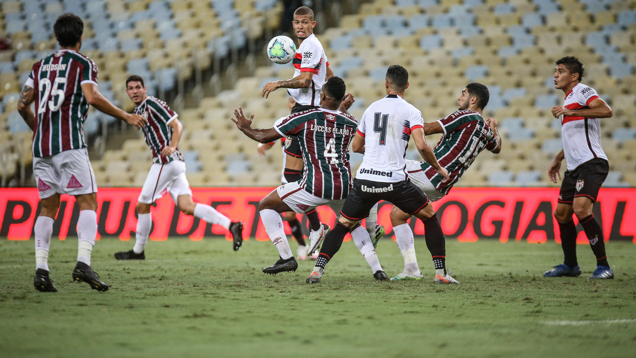 Jogadores de Fluminense e Atlético-GO se enfrentam no Maracanã