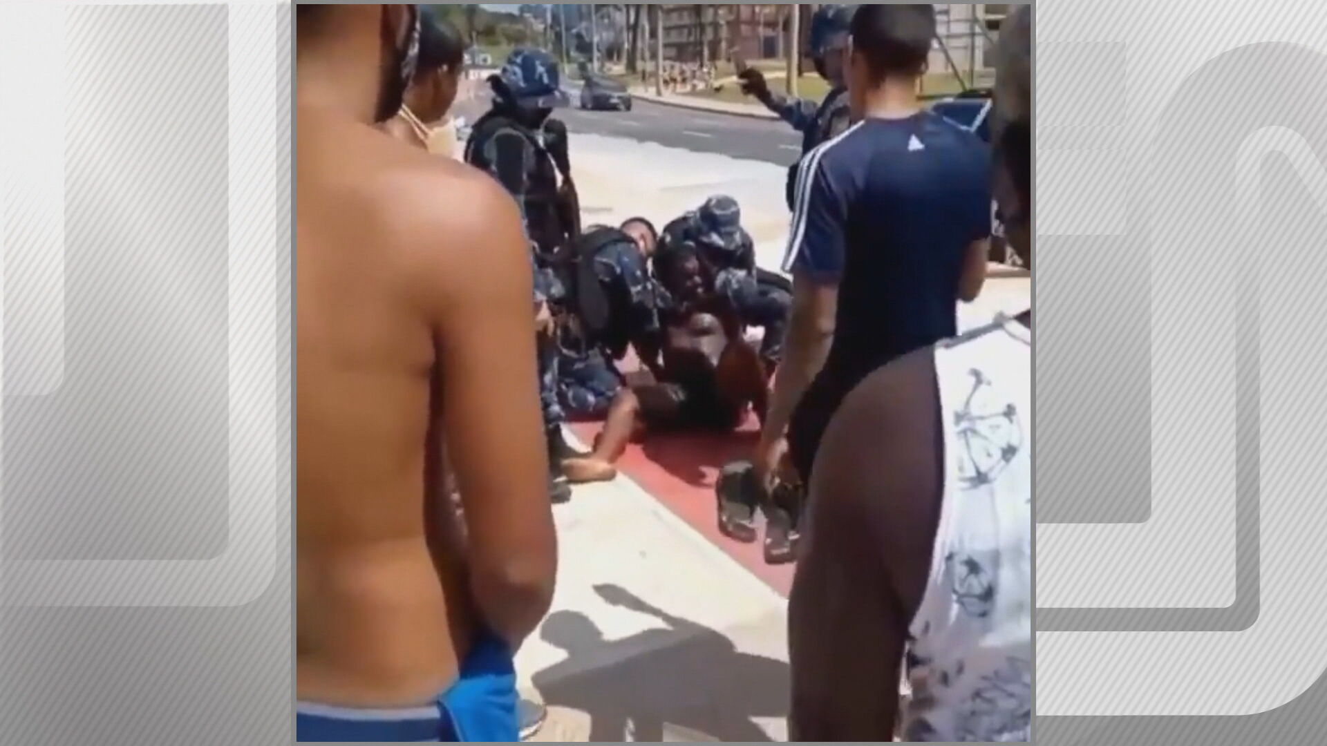 Um homem é imobilizado e detido por agentes da Guarda Municipal na Bahia