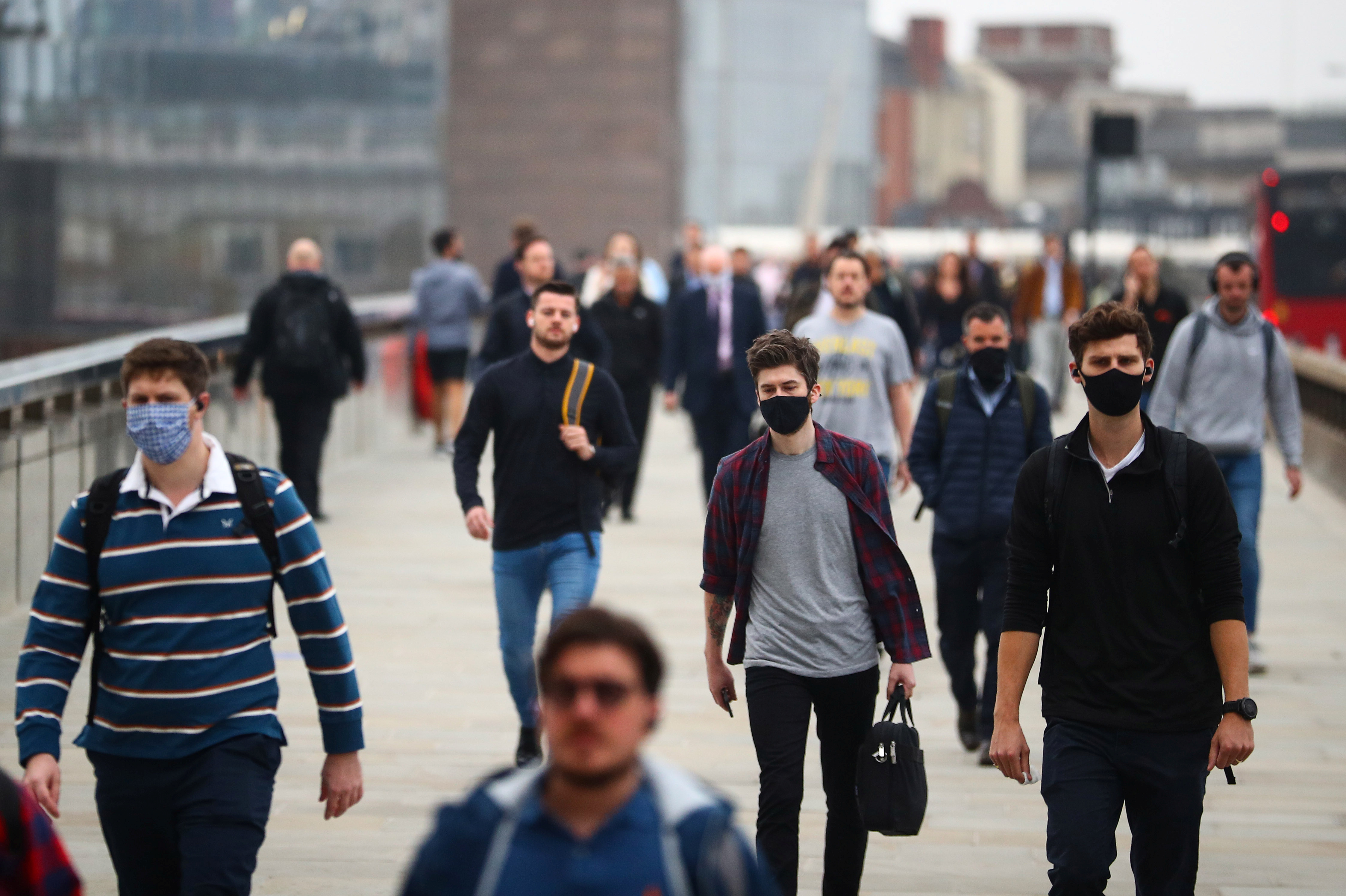 Pessoas andando de máscara nas ruas