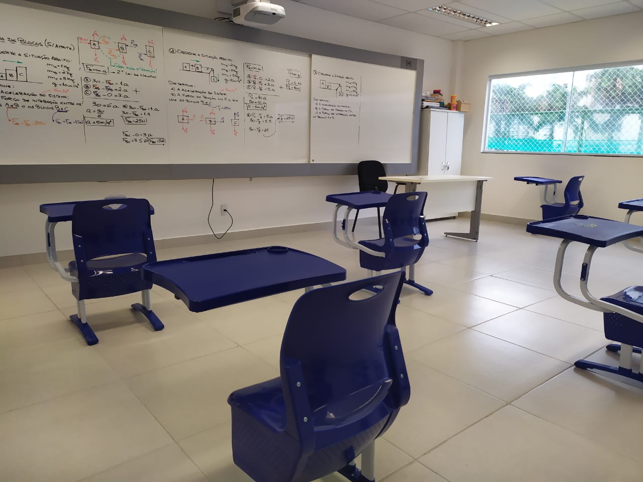 Sala de aula com distanciamento entre carteiras no Colégio Objetivo, no Rio