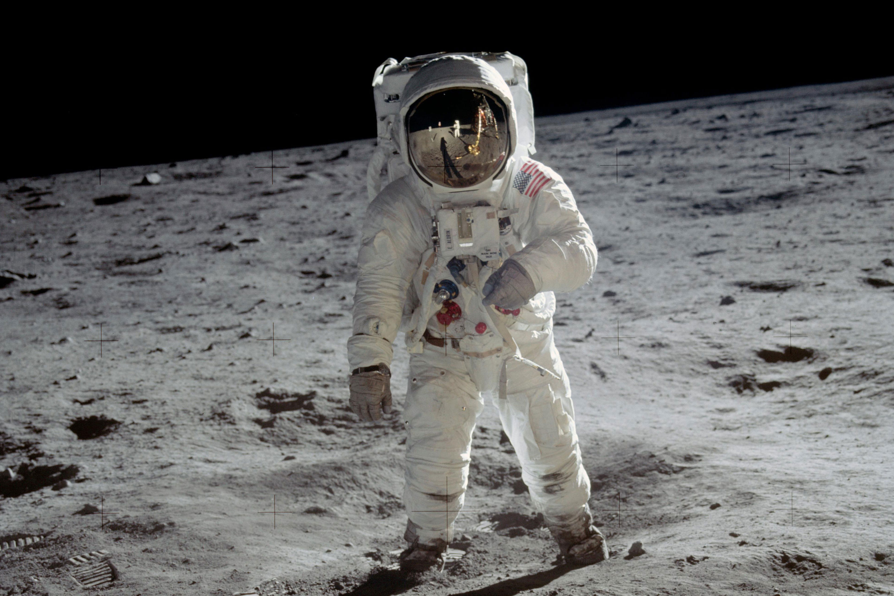 O astronauta Buzz Aldrin andando na Lua em 1969