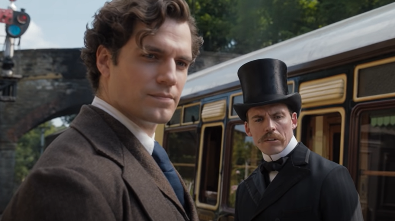 Sherlock e Mycroft Holmes conversando em estação de trem