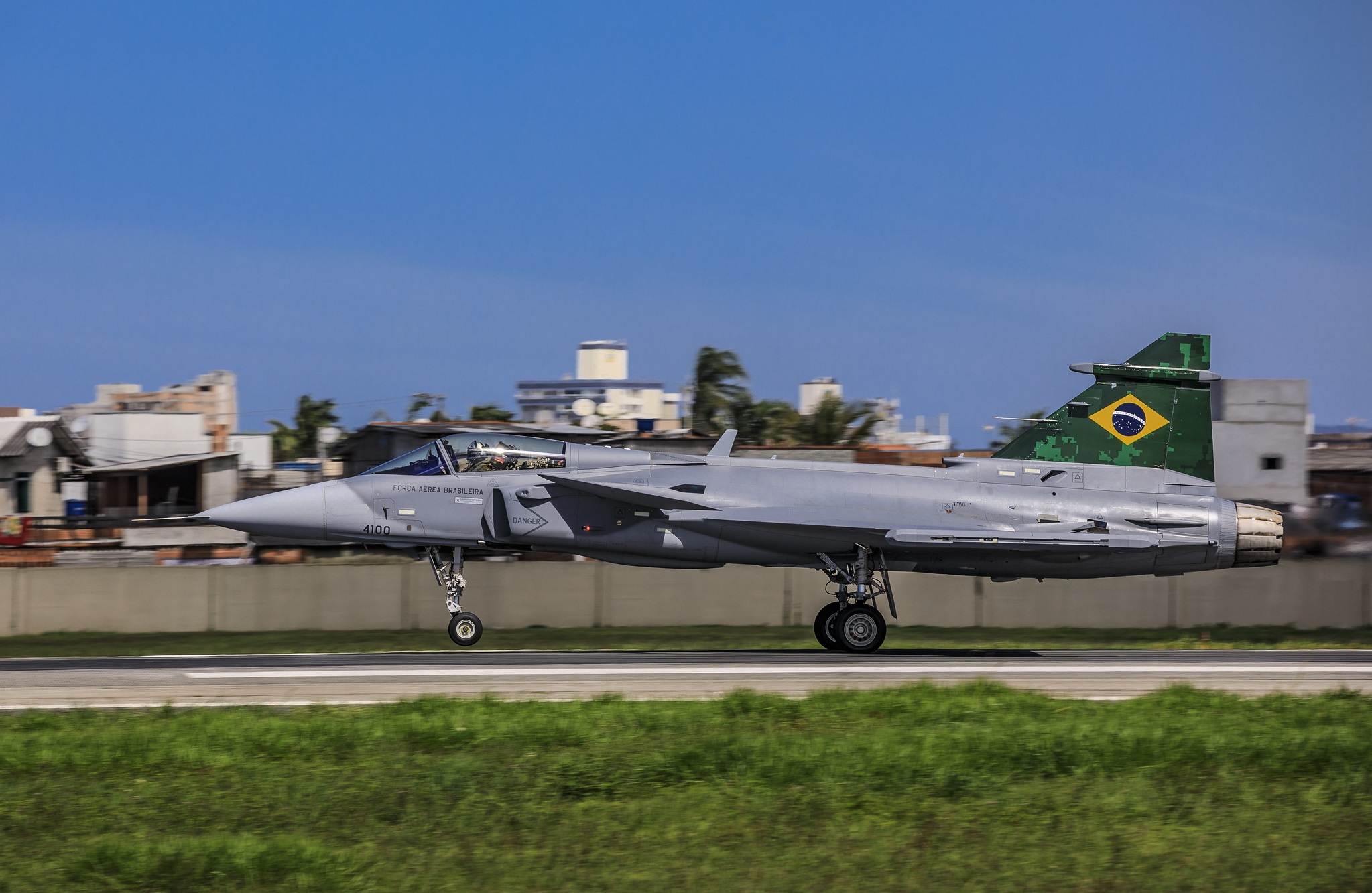 Decolagem do primeiro voo do caça Gripen em espaço aéreo brasileiro