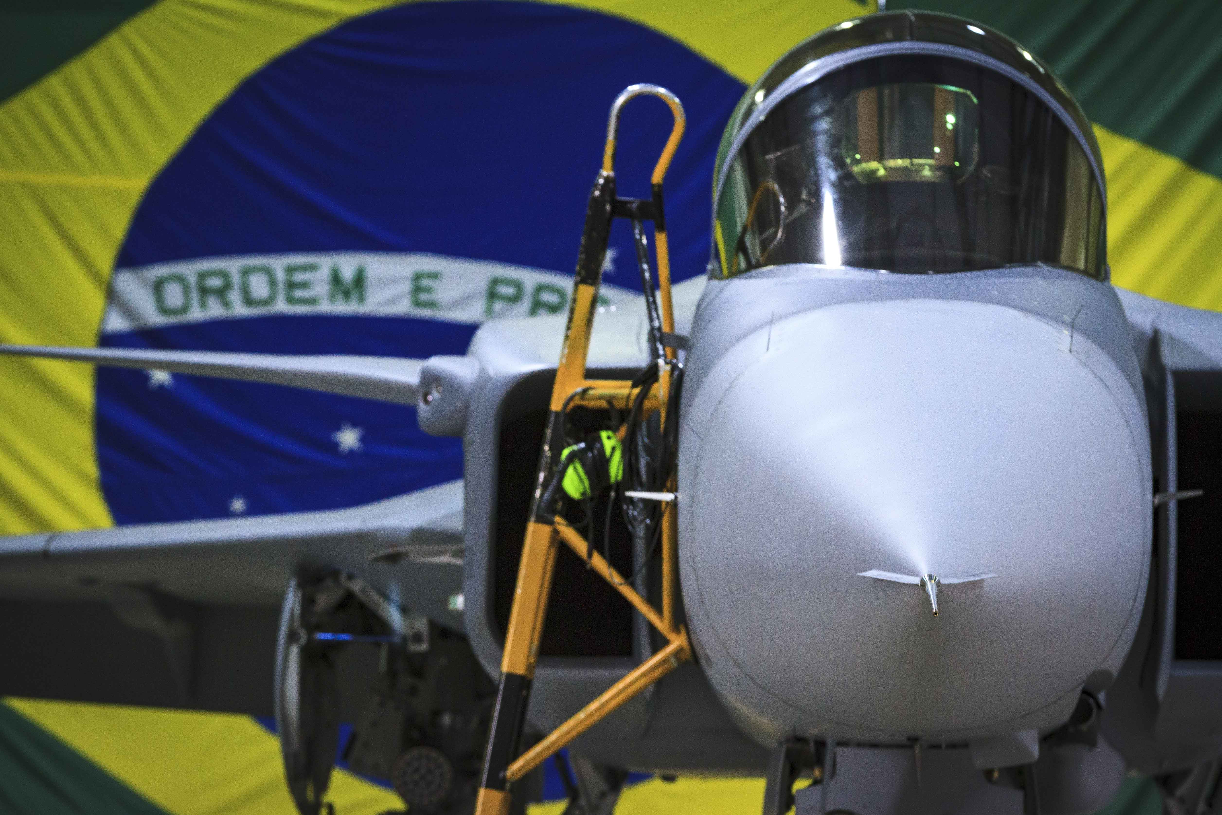 O caça Gripen brasileiro antes do primeiro voo de testes