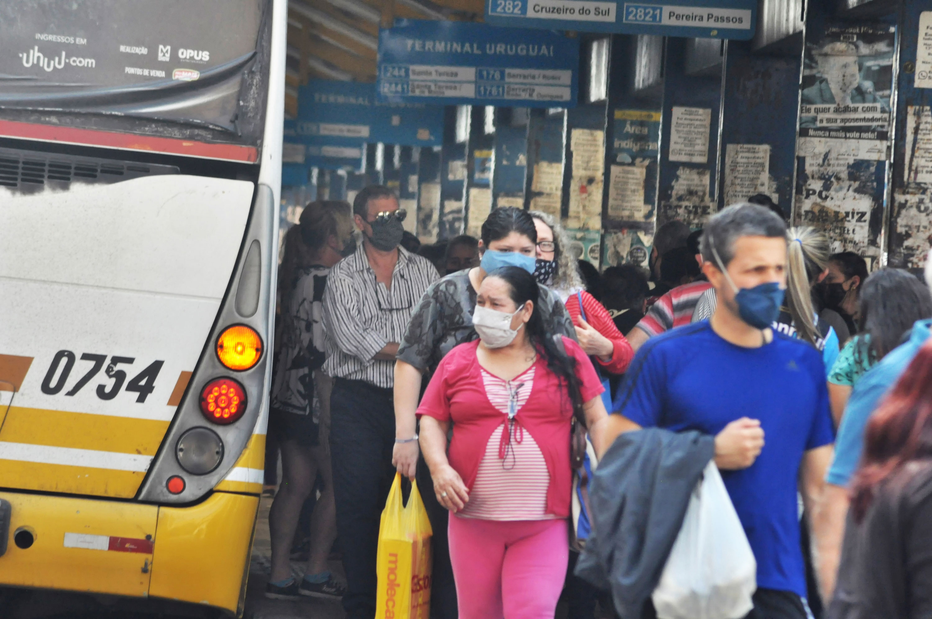 Movimentação em terminal rodoviário de Porto Alegre durante pandemia da Covid-19