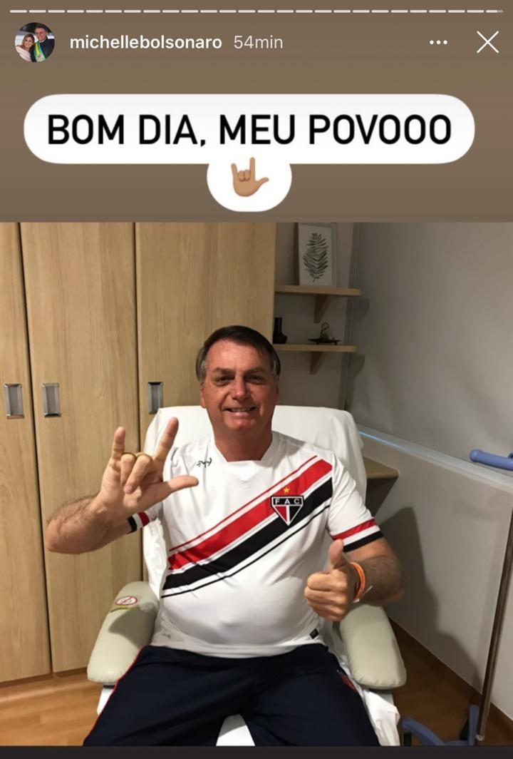 Michelle Bolsonaro publicou foto do presidente no hospital com a camisa do Ferro