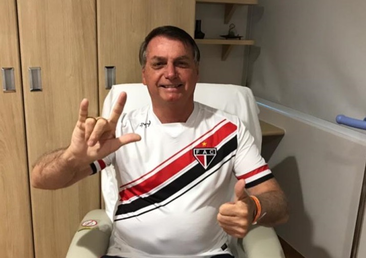 Michelle Bolsonaro postou foto do presidente no hospital com a camisa do Ferrovi