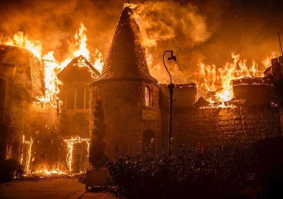 Fotos mostram as chamas tomando conta do castelo de pedra da vinícola