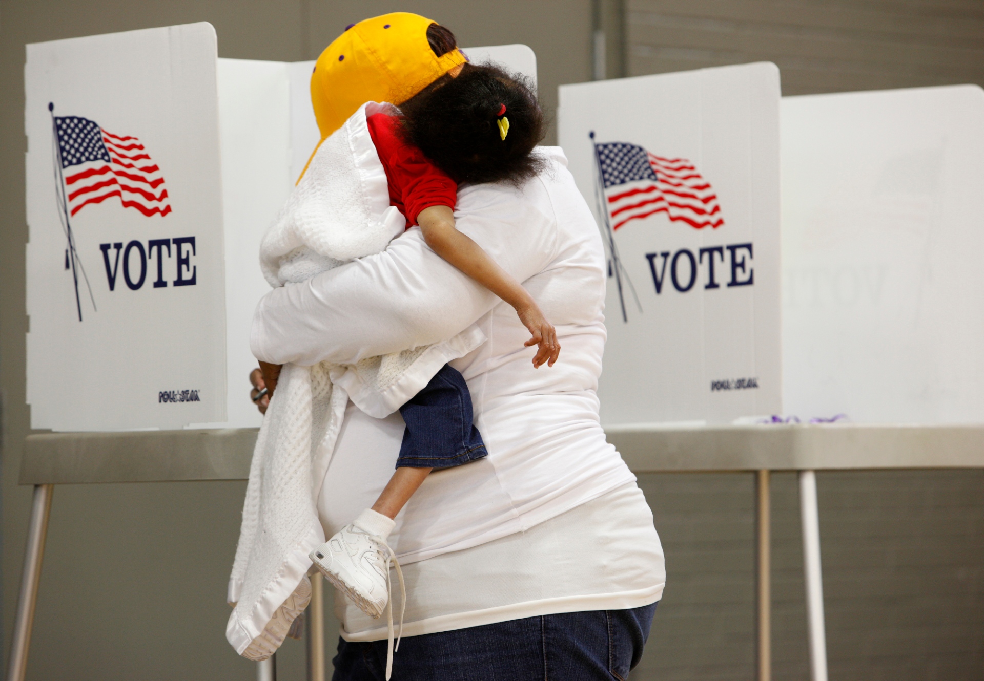 Mãe leva filho à sessão de votação em Greenville, na Carolina do Norte